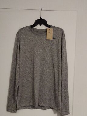 Nike Men’s Heather Grey Long Sleeve Crew Performance Top